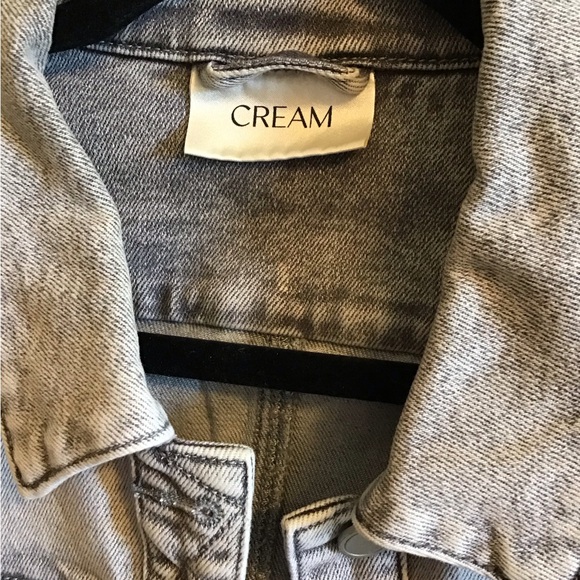 Stylish Gray Denim Jacket - Picture 2 of 4